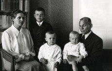 Albert Kivikas abikaasa Anna ja lastega 