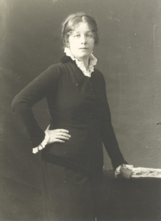 Marie Under 1915. a. Tallinnas