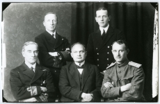 Ees vasakult admiral E. A. Sinclair, K. Päts ja J. Laidoner Inglise mereväe-ohvitseridega