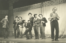 A. Kitzbergi "Rätsep Õhk" Väiketeatris 1943/44. Rätsep Õhk - Hugo Malmsten (fotol par.)