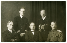Ees vasakult Inglise admiral E. A. Sinclair, K. Päts, J. Laidoner Inglise mereväeohvitseridega