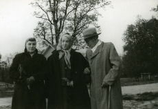 Betti Alver, Elo Tuglas ja Friedebert Tuglas Pühajärvel 29. mail 1957. a