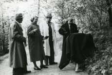 Friedebert Tuglas, Elsa Kõrge, Kuno Kõrge, Betti Alver, [kummargil Elo Tuglas] Pühajärvel 29. mail 1957. a