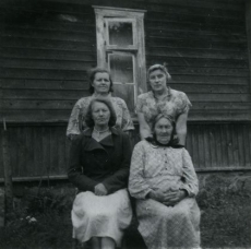 Liisa Tamm, Maali Tamm, Ella (snd Tamm) ja Betti Alver Suislepa Järvekülas 30. juulil 1960. a