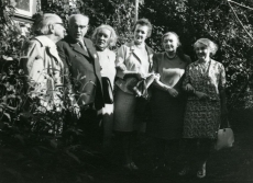 Mart Lepik, Julius Mägiste, Betti Alver, Leida Mägiste, Eeva Niinivaara ja Asta Veski Koidula tn 8 aias 20. aug. 1970. a