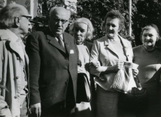 Mart Lepik, Julius Mägiste, Betti Alver, Leida Mägiste ja Eeva Niinivaara Koidula tn 8 aias 20. aug. 1970. a