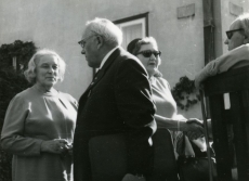 Betti Alver, Julius Mägiste, Eeva Niinivaara ja Mart Lepik Koidula tn 8 aias 20. aug. 1970. a