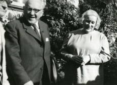 (Mart Lepik), Julius Mägiste ja Betti Alver Koidula tn 8 aias 20. aug. 1970. a