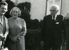 Leida Mägiste, Betti Alver ja Julius Mägiste Koidula tn 8 aias 20. aug. 1970. a