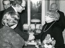 Betti Alveri 75. a. juubeliõhtu Tartu Kirjanike majas 27. nov. 1981. a. Poetessi õnnitlevad Jaan Kross ja Ellen Niit (seljaga). Taga seisavad Harald Peep ja Kalju Kääri