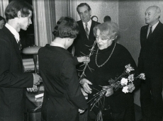 Betti Alveri 75. a. juubeliõhtu Tartu Kirjanike majas 27. nov. 1981. a. Poetessi õnnitlevad Enn Lillemets (vasakul) ja Kalle Lillemets (seljaga). Taga seisavad Harald Peep ja Kalju Kääri