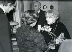 Betti Alveri 75. a. juubeliõhtu Tartu Kirjanike majas 27. nov. 1981. a. Poetessi õnnitlevad Ellen Niit ja Jaan Kross. Taga seisab Kalju Kääri