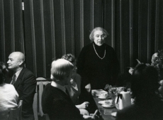 Betti Alver kõnelemas oma  75. juubeliõhtul Tartu Kirjanike majas 27. nov. 1981. a. Kohvilauas istuvad Kalju Kääri jt