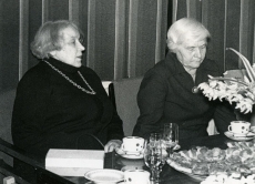 Betti Alver ja Renate Tamm poetessi 75. juubeliõhtul Tartu Kirjanike majas 27. nov. 1981. a