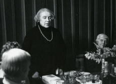Betti Alver kõnelemas oma  75. juubeliõhtul Tartu Kirjanike majas 27. nov. 1981. a. Kohvilauas istuvad Renate Tamm jt