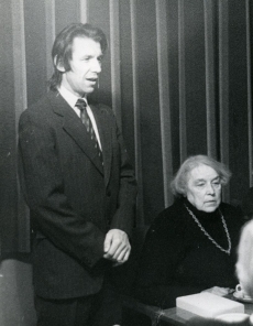 Betti Alveri 75. juubeliõhtu Tartu Kirjanike majas 27. nov. 1981. a. Kõneleb Hando Runnel, istub Betti Alver