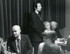 Betti Alveri 75. juubeliõhtu Tartu Kirjanike majas 27. nov. 1981. a. Kõneleb Hando Runnel, istuvad vasakult: Kalju Kääri, Betti Alver, Renate Tamm