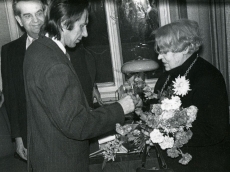 Betti Alver oma 75. juubeliõhtul Tartu Kirjanike majas 27. nov. 1981. a. Poetessi õnnitleb Hando Runnel, taga seisab Harald Peep