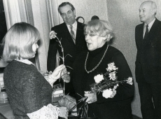 Betti Alveri 75. juubeliõhtu Tartu Kirjanike majas 27. nov. 1981. a. Poetessi õnnitleb Tuulikki Raudalainen, taga seisavad Harald Peep (vas.) ja Kalju Kääri