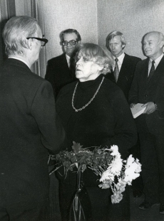 Betti Alveri 75. juubeliõhtu Tartu Kirjanike majas 27. nov. 1981. a. Poetessi õnnitleb Rudolf Põldmäe, taga seisavad vasakult: Harald Peep, Aivo Lõhmus ja Kalju Kääri