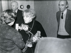 Betti Alveri 75. juubeliõhtu Tartu Kirjanike majas 27. nov. 1981. a. Poetessi õnnitleb Ellen Niit, taga seisavad Kalju Kääri ja Ain Kaalep