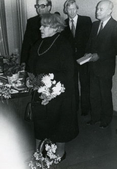 Betti Alver oma 75. juubeliõhtul Tartu Kirjanike majas 27. nov. 1981. a. Taga seisavad vasakult 1. Harald Peep, 2. Aivo Lõhmus, 3. Kalju Kääri 