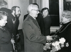 Betti Alveri 75. juubeliõhtu Tartu Kirjanike majas 27. nov. 1981. a. Poetessi õnnitleb Uku Masing, taga seisavad Rein Veidemann, Irene Leisner jt
