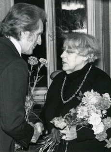 Betti Alveri 75. juubeliõhtu Tartu Kirjanike majas 27. nov. 1981. a. Poetessi õnnitleb Eduard Vääri