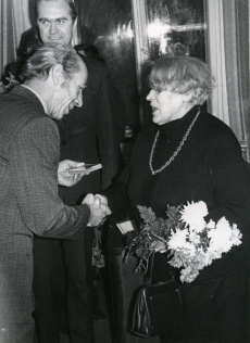 Betti Alveri 75. juubeliõhtu Tartu Kirjanike majas 27. nov. 1981. a. Poetessi õnnitleb Nikolai Preiman, taga seismas Indrek Toome 