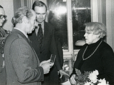 Betti Alveri 75. juubeliõhtu Tartu Kirjanike majas 27. nov. 1981. a. Poetessi õnnitleb Nikolai Preiman, taga seisavad Arno Allman ja Indrek Toome 