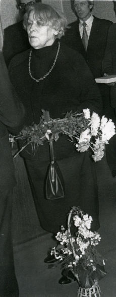 Betti Alver oma 75. juubeliõhtul Tartu Kirjanike majas 27. nov. 1981. a. Taga seisavad Aivo Lõhmus jt