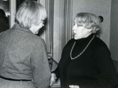 Betti Alveri 75. juubeliõhtu Tartu Kirjanike majas 27. nov. 1981. a. B. Alverit õnnitleb Mall Sarv 