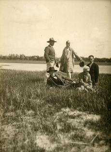 Ees Friedebert Tuglas, Elo Tuglas ja Heiti Talvik, taga seisavad Johannes Vares-Barbarus ja Emilie Vares.  Pärnu, juuni 1929. a.