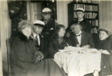 Vasakult: Elsbet Markus, [Virve Huik], Heiti Talvik (vas. 5. istumas), Paul Viiding jt grupifotol [1927-1928]