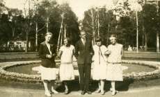 Elsbet Markus, Heiti Talvik (keskel), [Virve Huik] jt grupipildil  [Pärnus 1920. aastate lõpus]