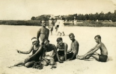 Heiti Talvik (vas. 2.), Virve Huik jt päevitamas [Pärnu või Narva-Jõesuu] rannas [1920. aastate lõpul]