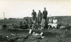 Betti Alver, Heiti Talvik (taga seismas) jt arheoloogilistel kaevamistel Saaremaal 1931. või 1934. a.
