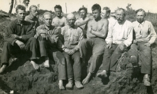 Heiti Talvik (II reas vas. 2.) grupifotol arheoloogilistel kaevamistel Saaremaal [1931. või 1934. a]