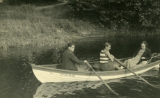 Heiti Talviku vend Ilmari, õde Hella ja ema Elfriede paadisõidul [1929. a suvel Pärnu jõel]