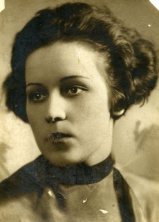 Betti Alver u 1912 (väljavõte fotost A-192:2)