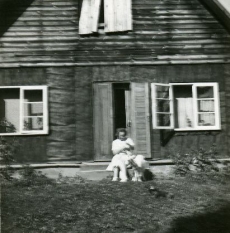 Betti Alver Valgemetsas kitsega augustis 1952. a 