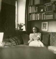 Betti Alver 20. juulil 1951. a oma elukohas Tartus, Pargi tn 2