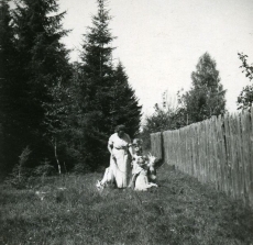 Betti Alver Valgemetsas laste ja kitsedega augustis 1952. a