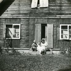 Betti Alver istumas maja trepil koos laste, kitse ja koeraga augustis 1952. a