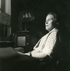 Betti Alver 20. juulil 1951. a oma elukohas Tartus, Pargi tn 2 