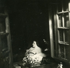 Betti Alver 20. juulil 1951. a oma elukohas Tartus, Pargi tn 2