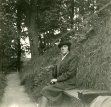 Betti Alver istumas Tartus Toomemäel sept. 1952. a. 