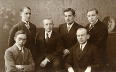 EÜS "Veljesto" asutajad, esimesed ülikooli lõpetajad 1923./24. a: August Annist, Julius Mägiste, Harri Moora, Alfred Koort, Johannes Eduard Õunapuu, Ants Oras