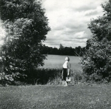 Betti Alver Kiidjärvel juuli lõpul 1956. a. 