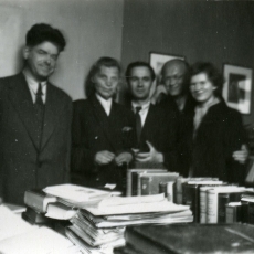Aadu Hint, Liis Raud, Rudolf Põldmäe, August Sang ja Liina Sang Kirjandusmuuseumi käsikirjade osakonnas 15.09.1956